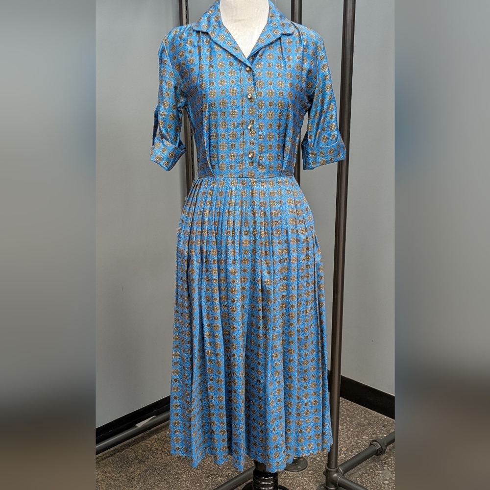 Vintage Pleated Patterned Shirt Dress: Vintage Size 9, Modern Days Size Small